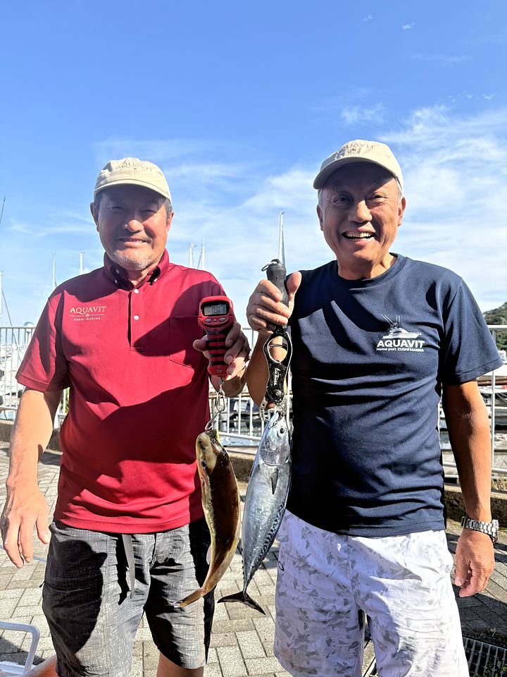 AQUAVIT のメンバー2人が釣果を手にする