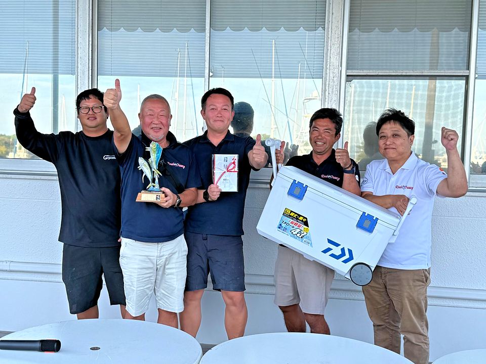 表彰式で優勝トロフィーを掲げる Reel Crazy