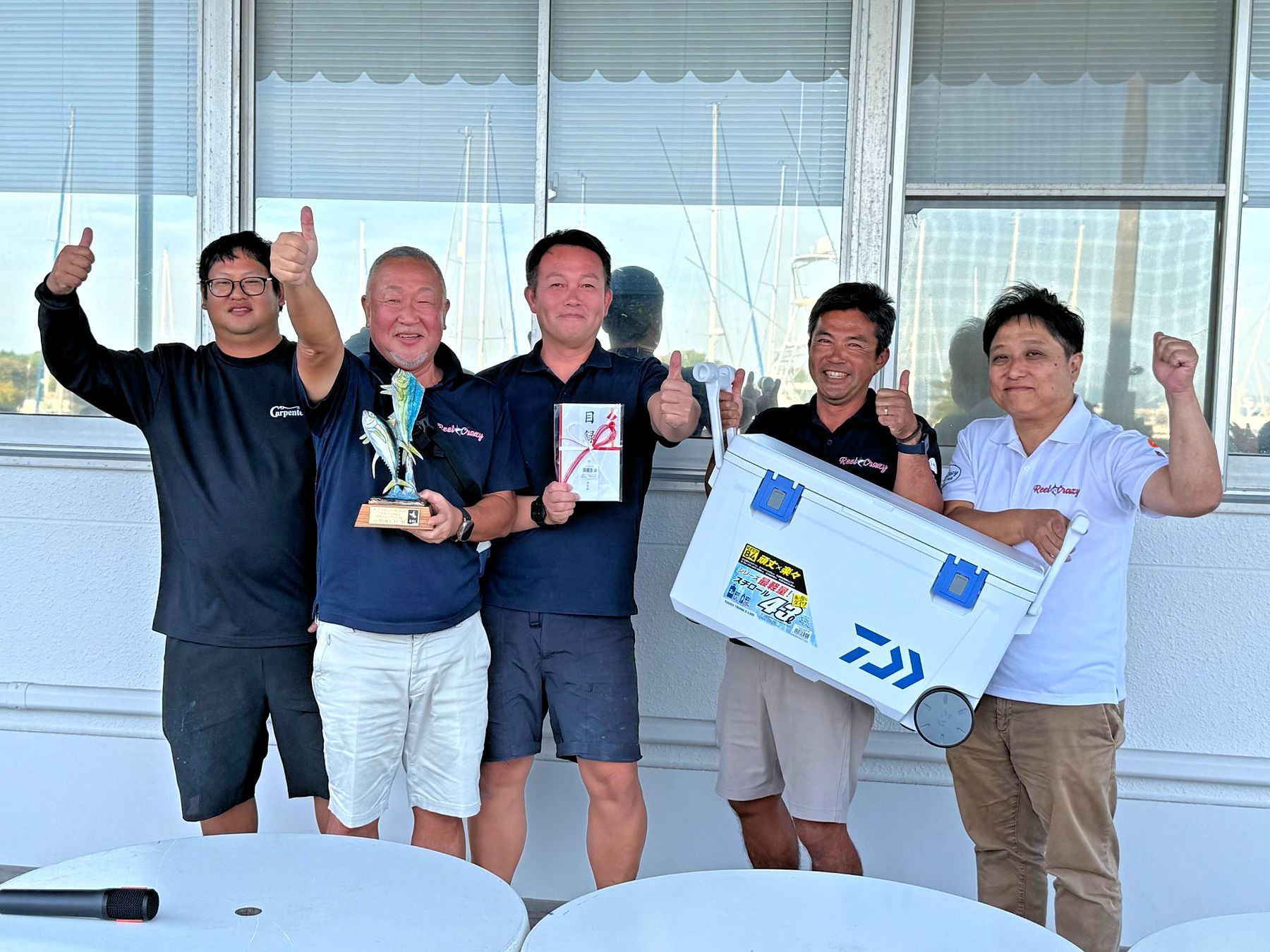 優勝トロフィーを掲げる Reel Crazy のメンバー