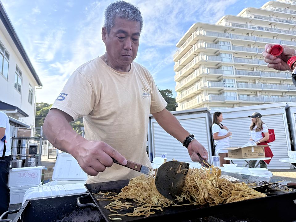 鉄板で焼きそばを焼く参加者