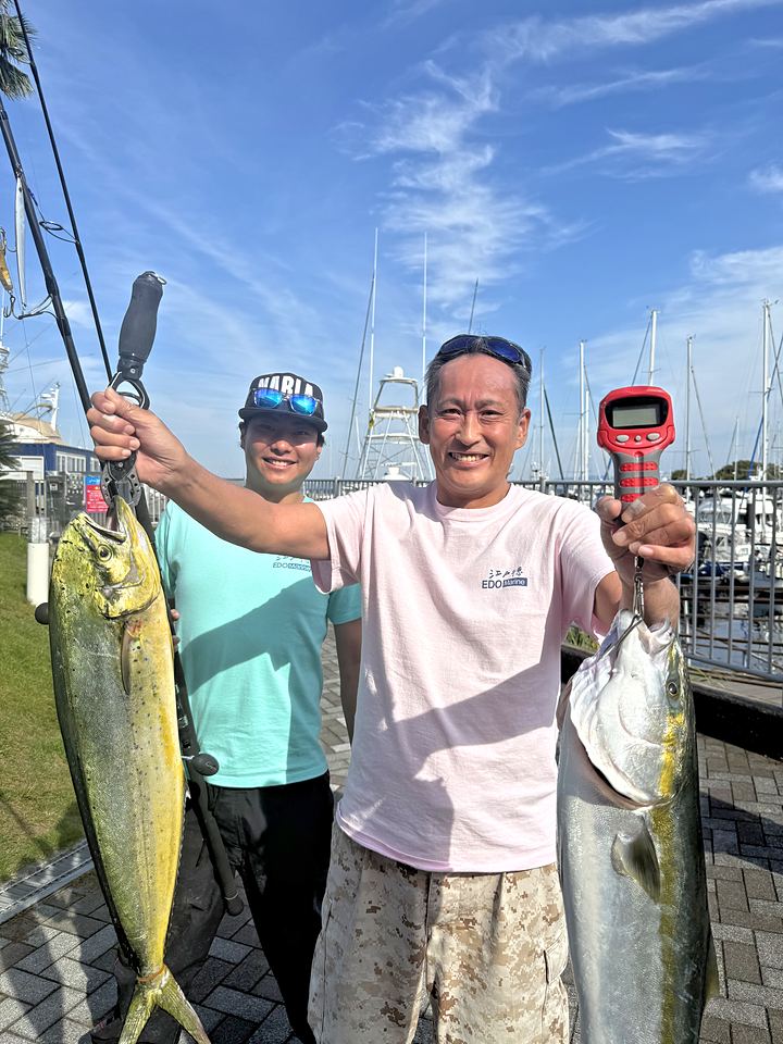 江戸徳のメンバーがワラサとシイラを持つ