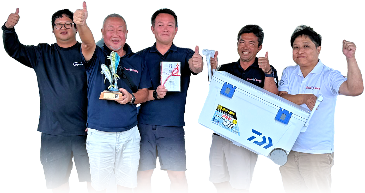 第7戦で優勝した Reel Crazy のメンバー5人。トロフィー、目録、DAIWAのクーラーボックスを手に笑顔