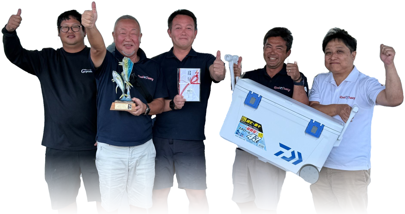 第7戦で優勝した Reel Crazy のメンバー5人。トロフィー、目録、DAIWAのクーラーボックスを手に笑顔