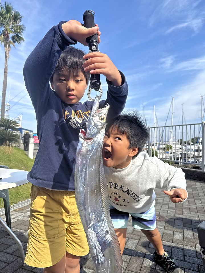 タチウオを持ち上げる子どもたち