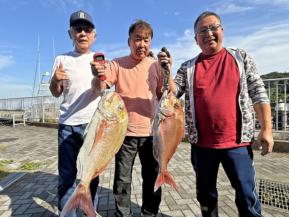 IGURECK のメンバーが大きなマダイ2尾を掲げる