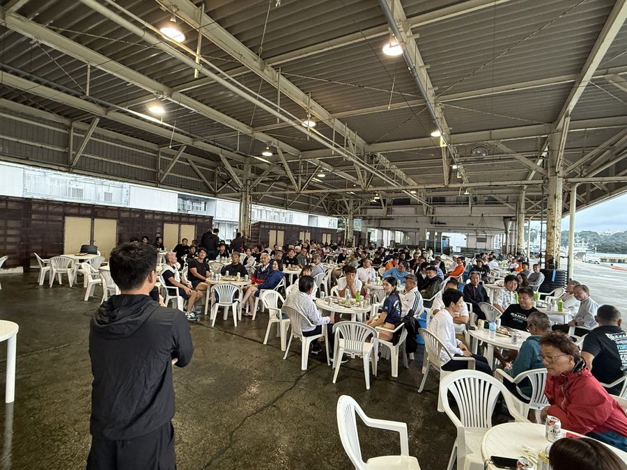 下田港の会場で乾杯する参加者たち