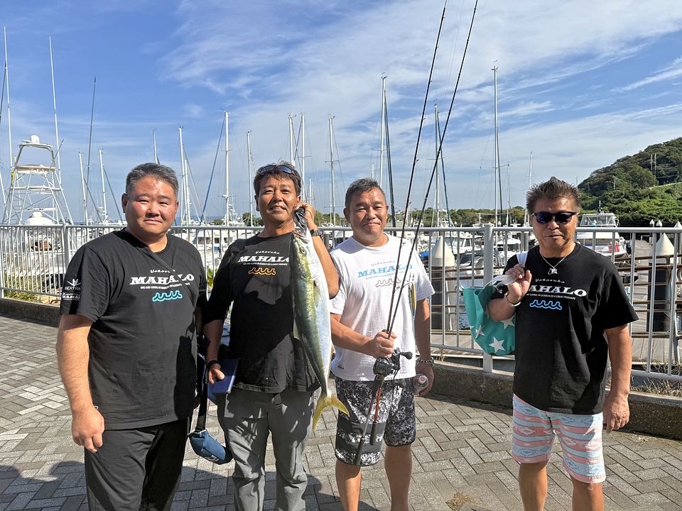 MAHALO のメンバー4人とワラサ