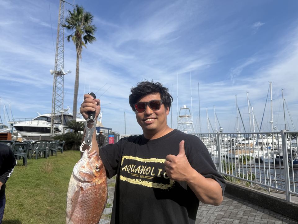 Aquaholic のメンバーがマダイを掲げる