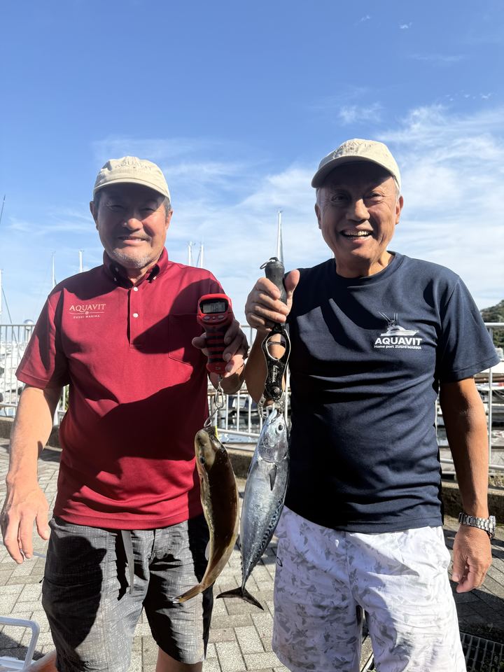 アクアビットのメンバー2人が釣果を手にする