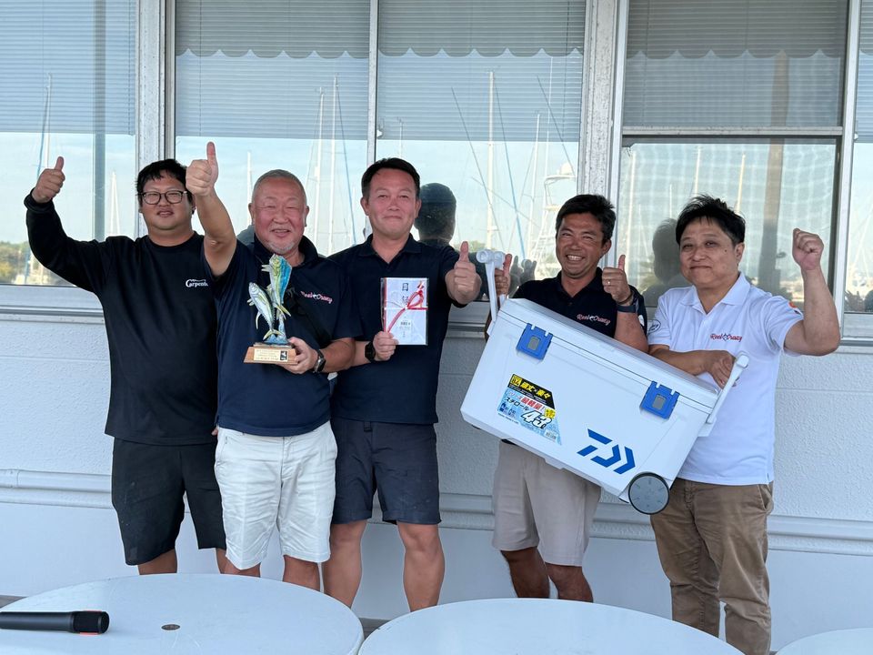 表彰式で優勝トロフィーを掲げる Reel Crazy