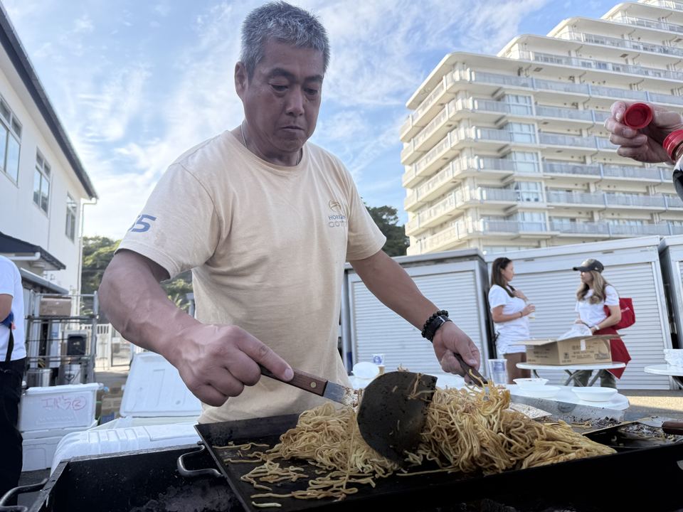 鉄板で焼きそばを焼く参加者
