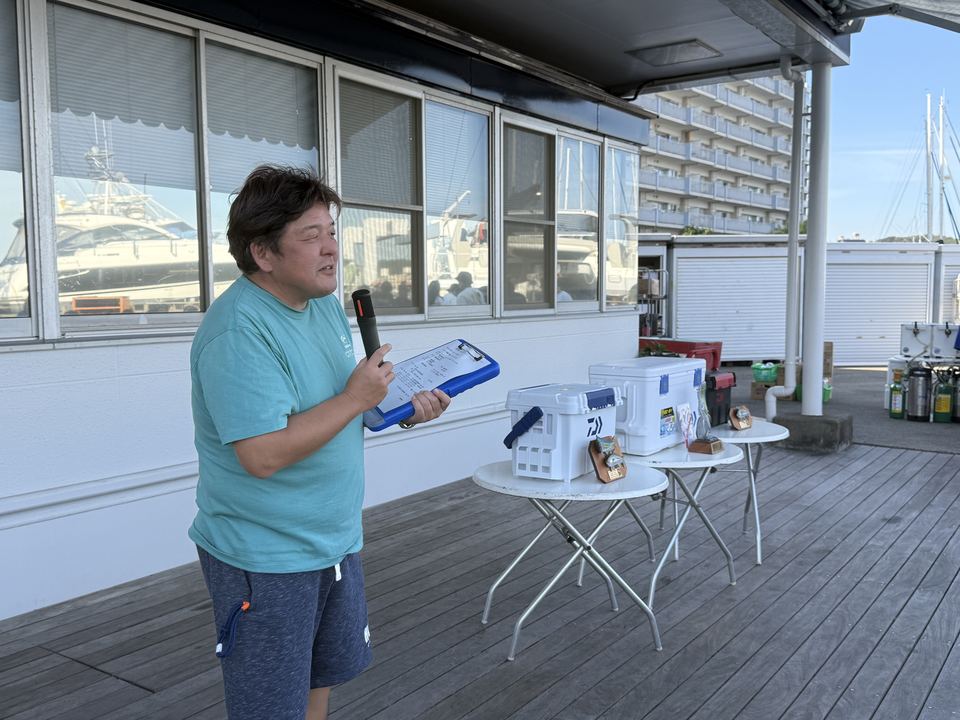 マイクと結果表を手に表彰式を進行する BOL東日本 後藤幹事長