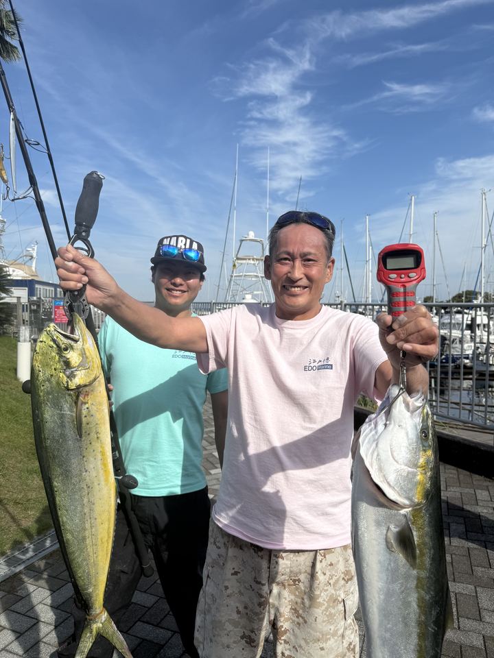 江戸徳のメンバーがワラサとシイラを持つ