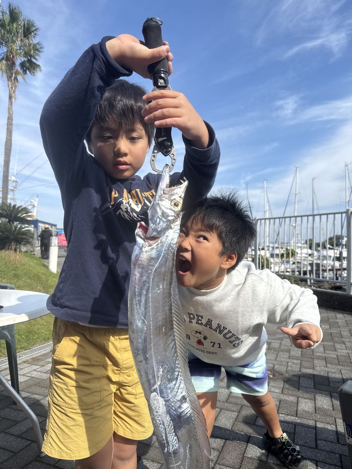タチウオを持ち上げる子どもたち
