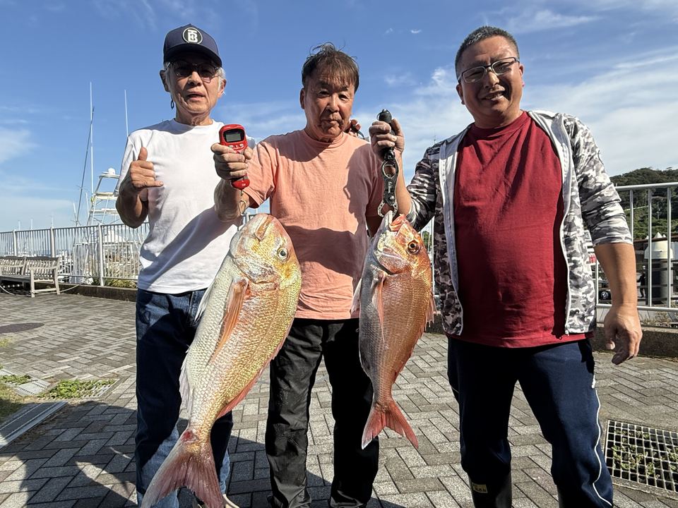 IGURECK のメンバーが大きなマダイ2尾を掲げる
