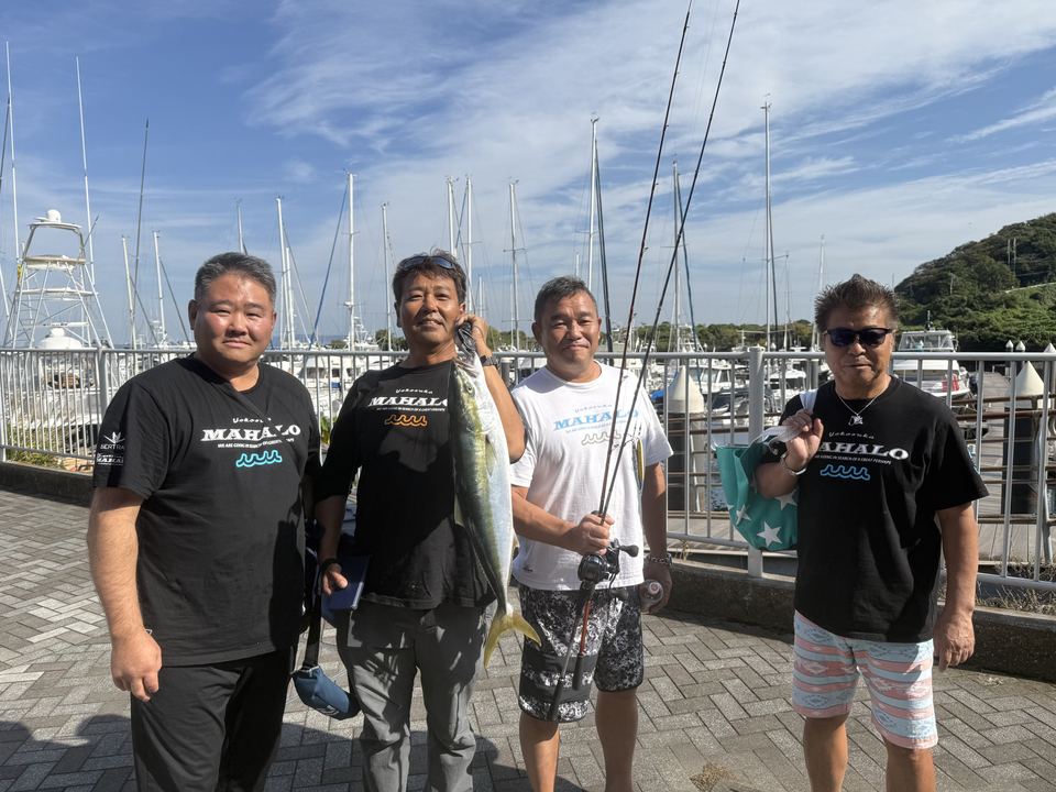 MAHALO のメンバー4人とワラサ
