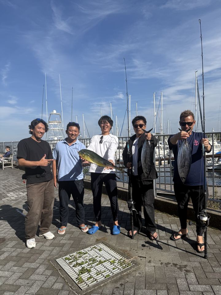 Rising KAI のメンバーがシイラとカツオを手に並ぶ