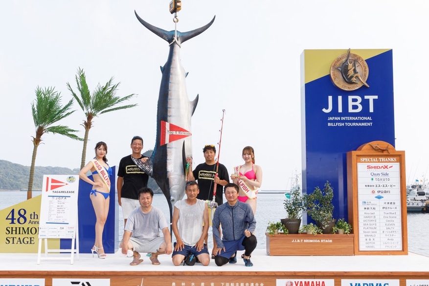 JIBTステージに立つ Aquaholic のメンバー