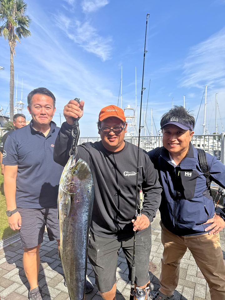 Reel Crazy のメンバーが大型のシイラを掲げる