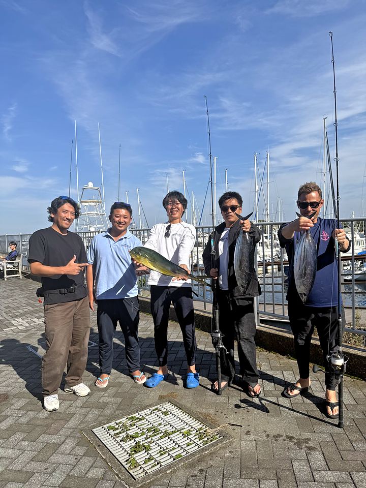 Rising Kai のメンバーがシイラとカツオを手に並ぶ