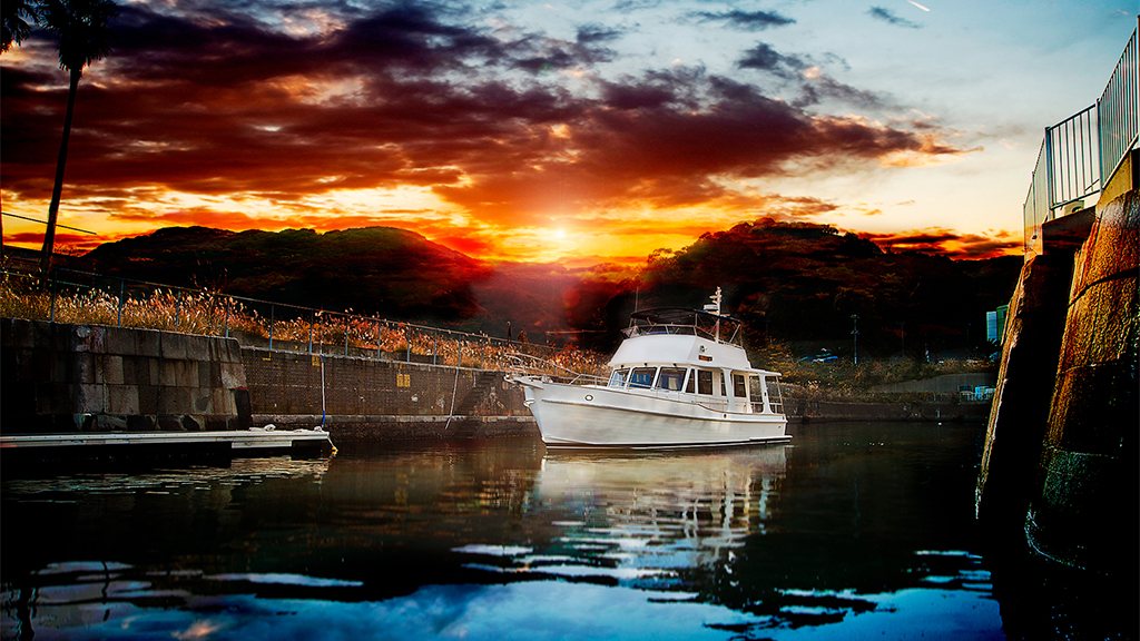 夕焼けの浦賀湾に浮かぶボート